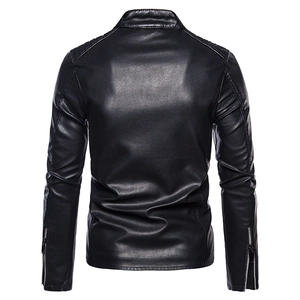 Détail du simili cuir avec coutures matelassées à l'épaule et fermeture éclair au poignet