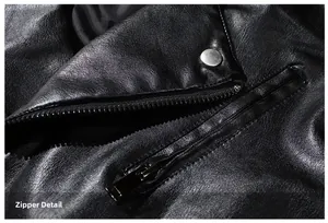 Gros plan détaillé du zip et du bouton pression argenté sur la veste de moto noire