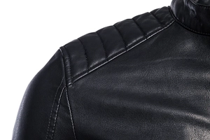 Détail des épaulettes matelassées et du col montant sur la veste de moto noire pour hommes