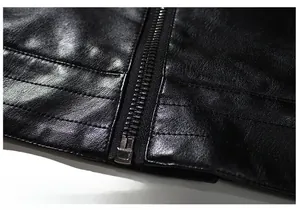 Détail macro de l'ourlet du blouson noir en cuir avec zip argenté et triple couture