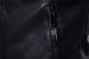 Vue détaillée de la veste en cuir PU noir avec poche à fermeture éclair en métal bronze