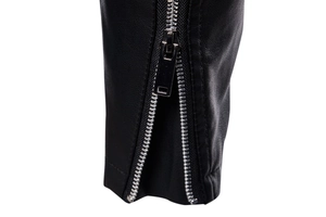 Détail de la texture en cuir noir et fermeture éclair en métal argenté poli sur la veste