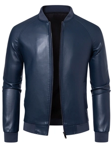Dettaglio della giacca in similpelle blu navy con colletto a costine e zip in metallo