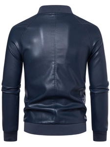 Vista posteriore della giacca in pelle PU blu navy con polsini a coste e cuciture centrali