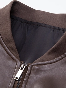 Dettaglio della giacca in pelle PU marrone con colletto a costine e zip in metallo argento