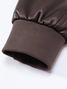 Dettaglio della manica della giacca in similpelle marrone scuro con polsino in maglia