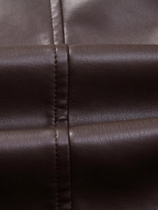 Primo piano della texture in pelle PU marrone scuro con cuciture doppie dettagliate