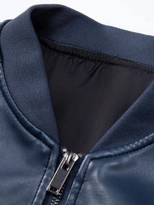Dettaglio giacca in ecopelle blu navy con colletto a costine e cerniera metallica