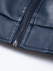 Dettaglio della giacca in pelle PU blu navy con grana litchi e cerniera in metallo argentato