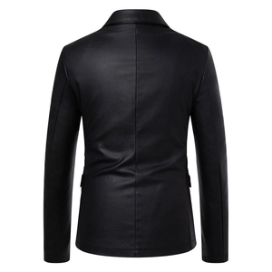 Vue arrière du blazer en similicuir noir cintré avec couture centrale et rabats