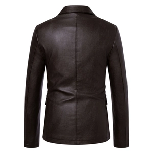 Vue arrière d'une veste de costume en similicuir pour homme avec coupe ajustée