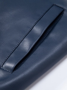 Dettaglio ravvicinato della giacca in pelle PU blu navy con cuciture di precisione
