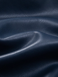 Primo piano della giacca in pelle PU blu scuro con fine trama a grana litchi