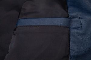 Vue détaillée des coutures de la poche intérieure et de la doublure d'une veste en PU