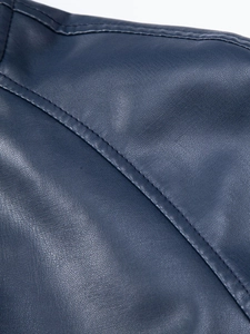 Dettaglio della giacca in pelle PU blu scuro che mostra grana e cuciture rifinite