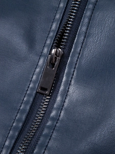 Dettaglio giacca in pelle PU blu navy con trama a grana e cerniera in metallo argentato