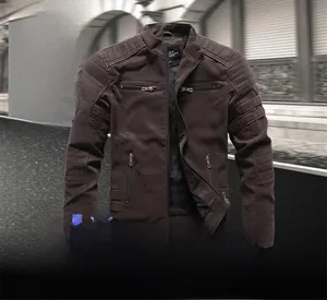 Detailansicht der Steppnähte an Schultern und Stehkragen der dunkelbraunen Bikerjacke
