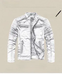 Detail der grauen Herren-Lederjacke aus Kunstleder mit Steppnähten und Reißverschlusstaschen
