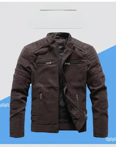 Detail der dunkelbraunen Herren-PU-Bikerjacke mit Silber-Reißverschlüssen und Falten an der Schulter