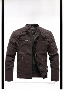 Detailansicht der matten dunkelbraunen PU-Lederjacke mit Steppmuster und roter Ziernaht am Ärmel