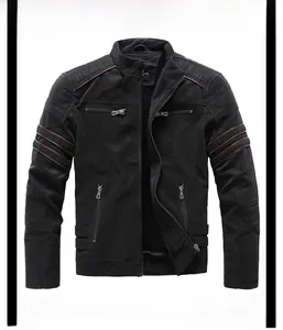 Detailansicht der Motorradjacke mit roten Streifen und präziser Steppung an der Schulter