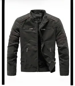 Detail der schmal geschnittenen PU-Lederjacke mit roten Streifen und Reißverschlusstaschen