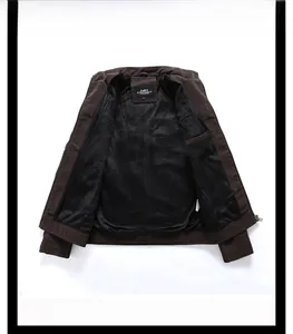 Details einer dunkelbraunen Herrenjacke mit schwarzem Fleecefutter und Innentasche