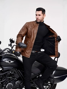 Giacca da moto marrone da uomo con colletto alla coreana e dettagli trapuntati sulle spalle