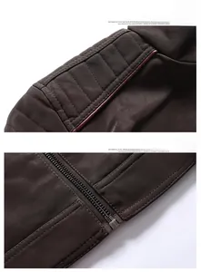 Detail der dunkelbraunen Kunstlederjacke mit Steppnähten und Metallreißverschlüssen