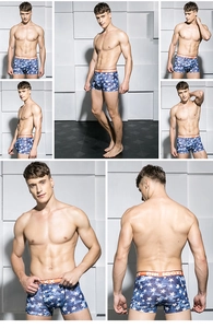 Detailansichten der Herren-Boxershorts mit Sternenmuster und orangefarbenem Bund