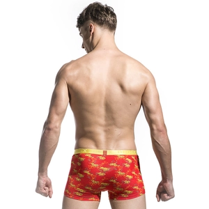 Rückansicht roter Boxershorts für Herren mit gelbem Elastikbund und dynamischem Grafikdruck