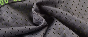 Détail du tissu en maille grise avec lettrage BODY sur la ceinture élastique