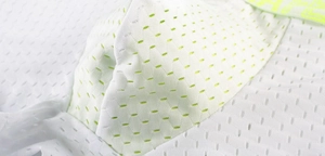 Macro de la maille blanche respirante et de la bande élastique vert fluo pour sous-vêtements homme
