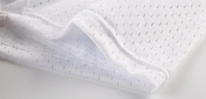 Gros plan sur le tissu en maille blanche respirante avec doubles coutures renforcées