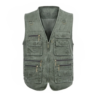 Détail du gilet tactique vert armée à poches multiples en toile durable et anneaux en D
