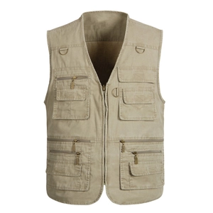 Détail du gilet utilitaire en coton kaki avec plusieurs poches et anneaux en D