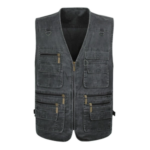 Détail de gilet d'extérieur avec multi-poches, fermeture éclair métal et boucles en D