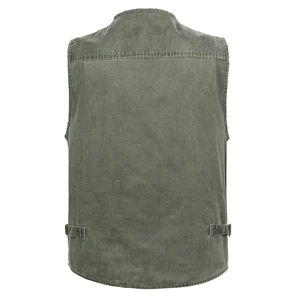 Détail du gilet vert militaire montrant les coutures au dos et les boucles latérales réglables