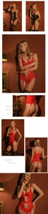 Détail d'un body en dentelle avec broderie exquise et porte-jarretelles sur lingerie rouge