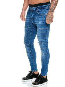 Détails de matelassage style motard et finitions usées sur ce jean slim pour hommes