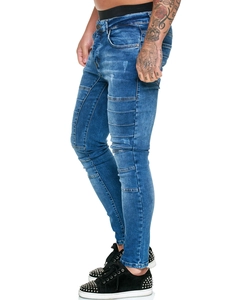 Détail du jean biker bleu avec plis horizontaux et coutures nervurées aux genoux