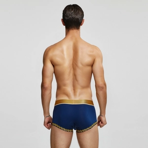 Detailansicht der dunkelblauen Boxershorts mit goldenem Gummibund und feiner Rippenstruktur