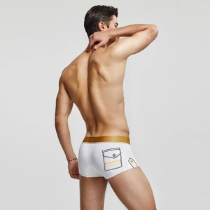 Détail de boxer blanc style marin avec ceinture dorée et motif de poche imprimé