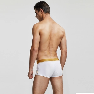 Gros plan d'un boxer homme blanc avec taille dorée et détail hexagonal latéral