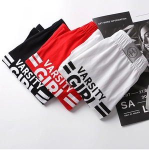 Lot de 3 shorts de sport en coton pour hommes en noir, rouge et blanc avec lettrage varsity