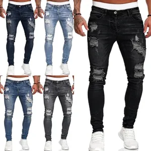 Jeans slim da uomo con strappi e dettagli usurati per un look street style alla moda