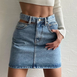 Vue détaillée d'une mini-jupe en jean bleu clair avec taille double évidée unique