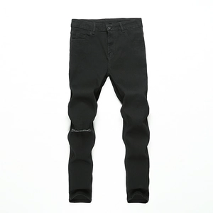 Gros plan sur un jean skinny noir pour homme avec des détails de genoux déchirés