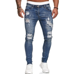 Vista frontale di jeans skinny da uomo in blu medio con strappi e dettagli usurati
