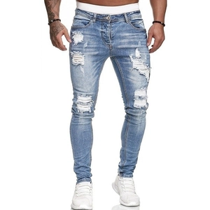 Jeans slim blu chiaro da uomo con dettagli strappati e stile denim slavato di tendenza